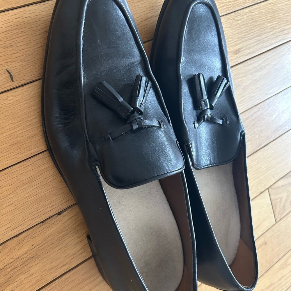 GC 7/10 Zara men’s Black Tassel Loafers - Classic Leather Slip-Ons in Size 9!! - Picture 2 of 4